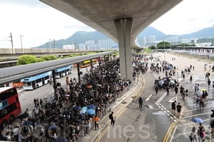 9.1香港機場一度戒嚴 示威者聚集巴士站