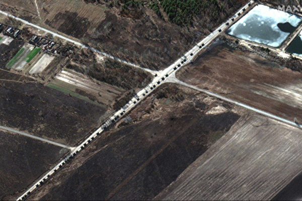 2022年2月28日，美國衛星影像公司Maxar發布的衛星圖像顯示，俄軍大型車隊從北面逼近烏克蘭首都基輔。（AFP PHOTO/Satellite imagec2022 Maxar Technologies）