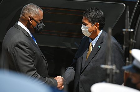 2021年8月5日，美國國防部長奧斯汀（Lloyd Austin，左）在華盛頓五角大樓歡迎到訪的新任帕勞總統惠恕仁（Surangel Whipps, Jr.，又譯惠普斯，右）。（MANDEL NGAN/AFP via Getty Images）