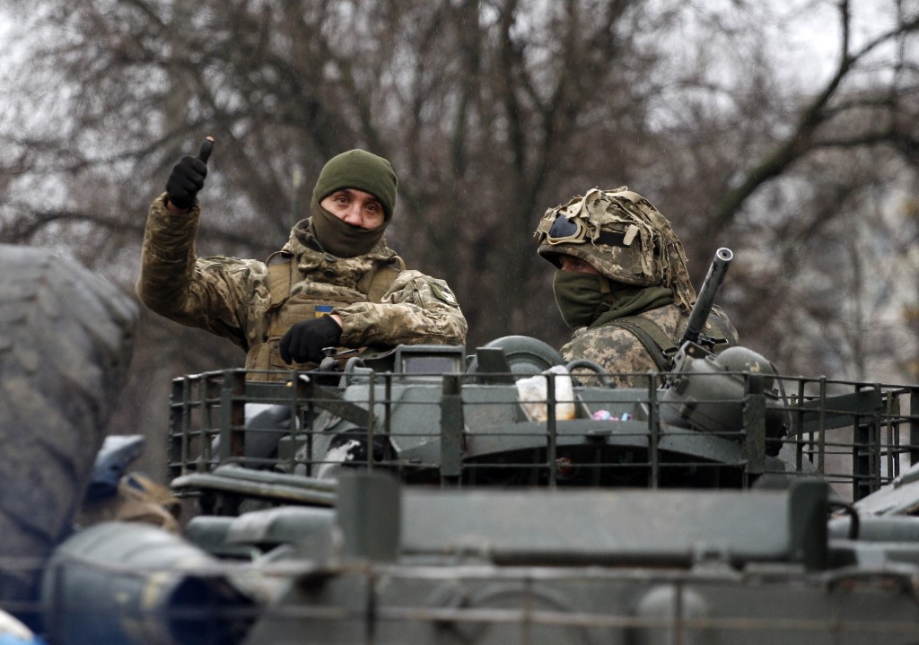 圖為2022年2月26日，一名烏克蘭士兵在軍車上豎起大拇指。（Anatolii Stepanov/AFP）