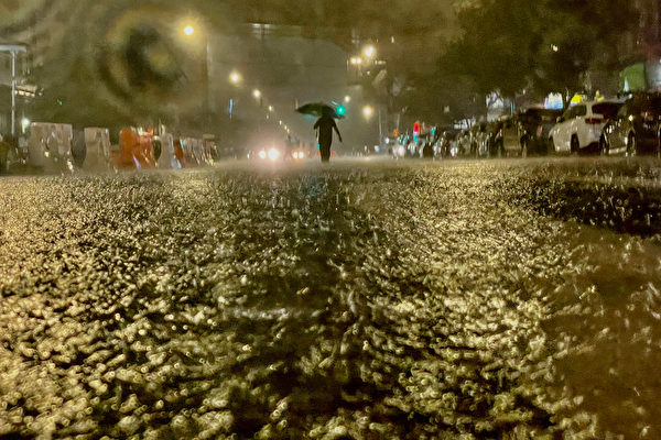 2021年9月1日，在紐約市布朗克斯區（Bronx），一個人在冒雨前行。一度為4級颶風強度的風暴艾達（Hurricane Ida）殘餘力量在一個小時內給紐約中央公園帶來3.15英吋降雨。 （David Dee Delgado/Getty Images）