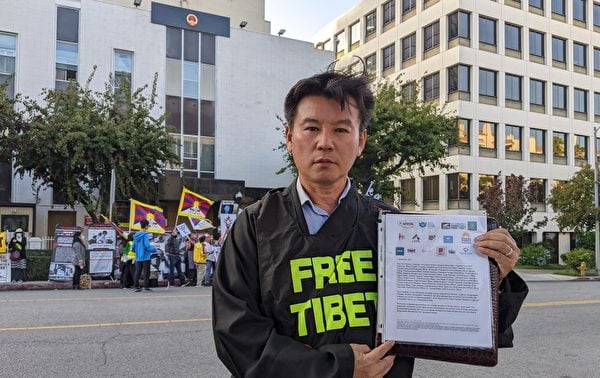 國際西藏網絡（International Tibet Network）成員Tao Tenzin Dhamcho展示要求取消轉播北京冬季奧運會的聯名信。（徐綉惠／大紀元）