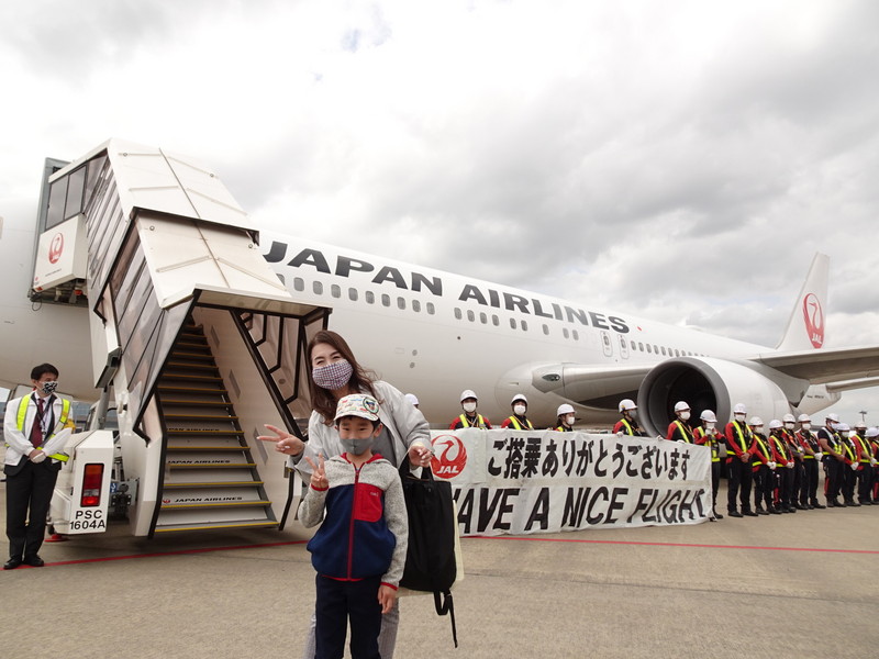 觀光局東京事務所、成田機場、日本航空公司（JAL）合作，2021年4月3日推出類出國遊台灣的活動，從東京成田機場起降，吸引近160名旅客搭乘，從機場到機內充滿台灣元素。（中央社）