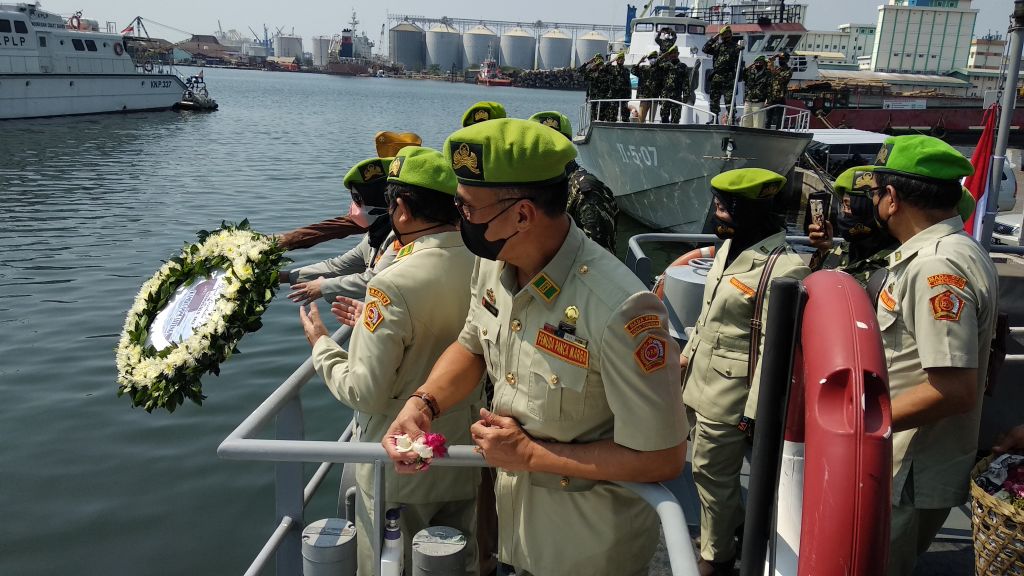 4月26日，印尼海軍向海裏撒花圈，紀念潛水艇「神鋤號」遇難官兵。（Daffa Ramya Kanzuddin/AFP）