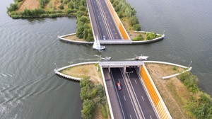 車在水下、船在橋上 荷蘭水橋顛覆你的想像