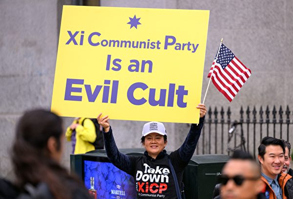 2023年11月15日，中美峰會在美國三藩市舉行；一名抗議者在街頭舉著反對中共的標語。標語上的英文翻譯為：習的共產黨是一個邪教。（Josh Edelson/AFP via Getty Images）