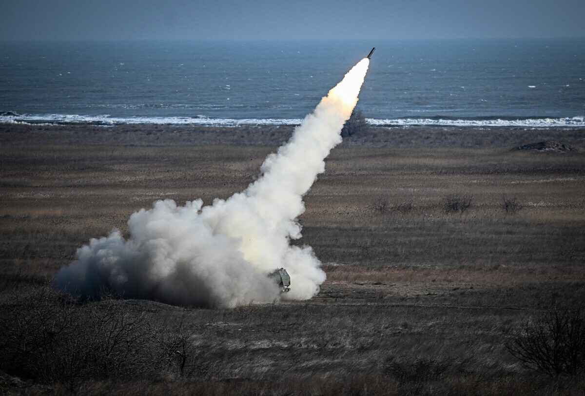 2023年2月9日，羅馬尼亞康斯坦薩（Constanta），羅馬尼亞軍方的高機動性多管火箭系統（High Mobility Artillery Rocket System，簡稱HIMARS）在「王家鷹23」（Eagle Royal 23）演習期間發射火箭。（Daniel Mihailescu/AFP）
