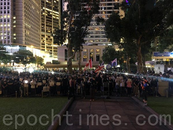 2019年8月30日晚上8點，香港民眾在中環和平紀念碑舉辦重光紀念日默站活動。（梁珍／大紀元）