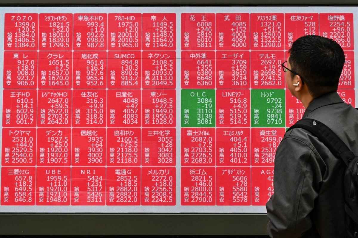 2025年5月12日,亞太主要股市因中美貿易談判釋出利多而普遍走高。圖為2025年4月14日,一名男子在東京街頭觀看東京證券交易所的早盤電子交易數據。 (RICHARD A. BROOKS/AFP via Getty Images)