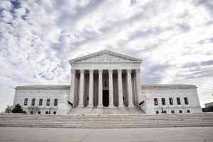 中國公民返美綠卡被撤案 最高法院聽取辯論