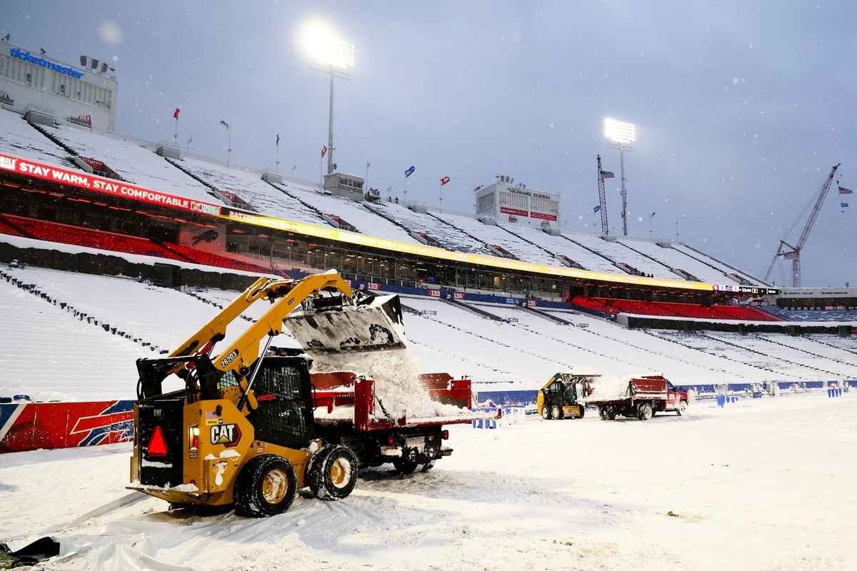 2024年12月1日,紐約州奧查德帕克(Orchard Park)海馬克體育場(Highmark Stadium),在布法羅比爾隊(Buffalo Bills)迎戰三藩市49人隊(San Francisco 49ers)之前,體育場工作人員正在清理露天場地上厚厚的積雪。 (Timothy T Ludwig/Getty Images)