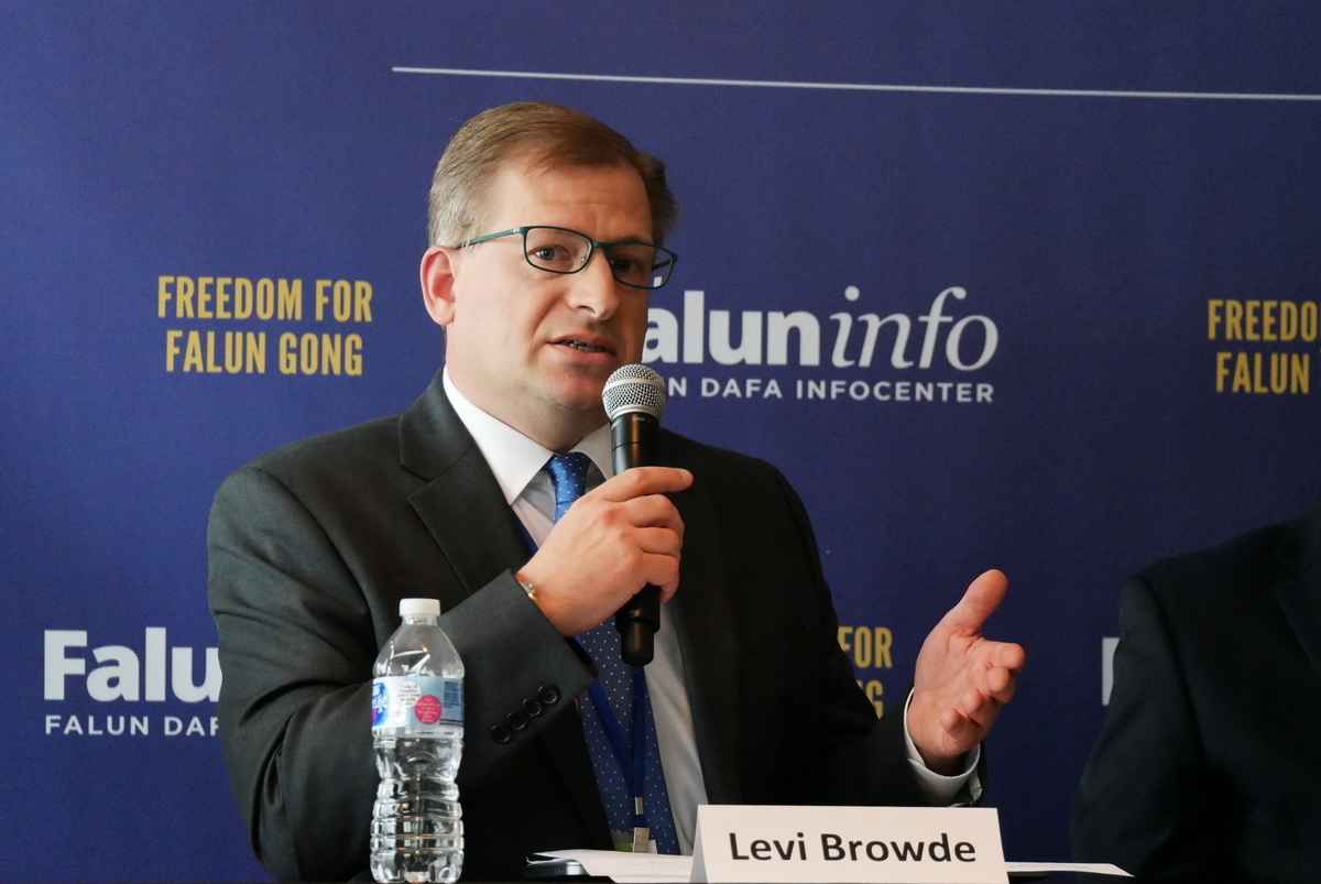 2021年7月13日，法輪大法信息中心執行主任布勞迪（Levi Browde）在國際宗教自由峰會的法輪功專場邊會上。（李辰／大紀元）