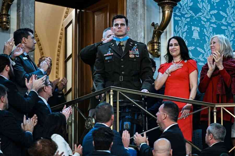 美軍直升機師活捉馬杜羅時受傷 特朗普授勳章