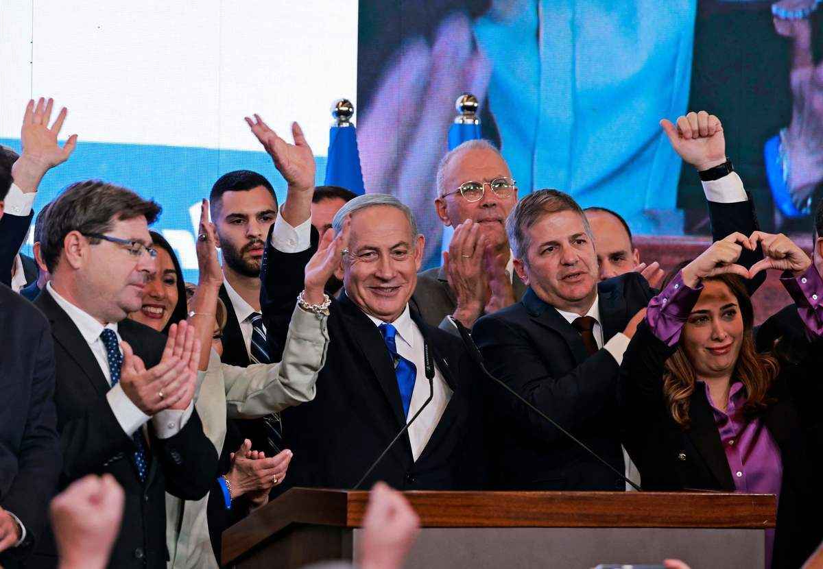 2022年11月2日，以色列全國選舉投票結束後，以色列前總理、利庫德黨領導人班哲文‧內塔尼亞胡在耶路撒冷競選總部向支持者發表講話。（ Menahem Kahan/AFP via Getty Images）