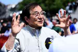 成龍曾嘲諷李小龍被捧壞 舊片被翻出引熱議