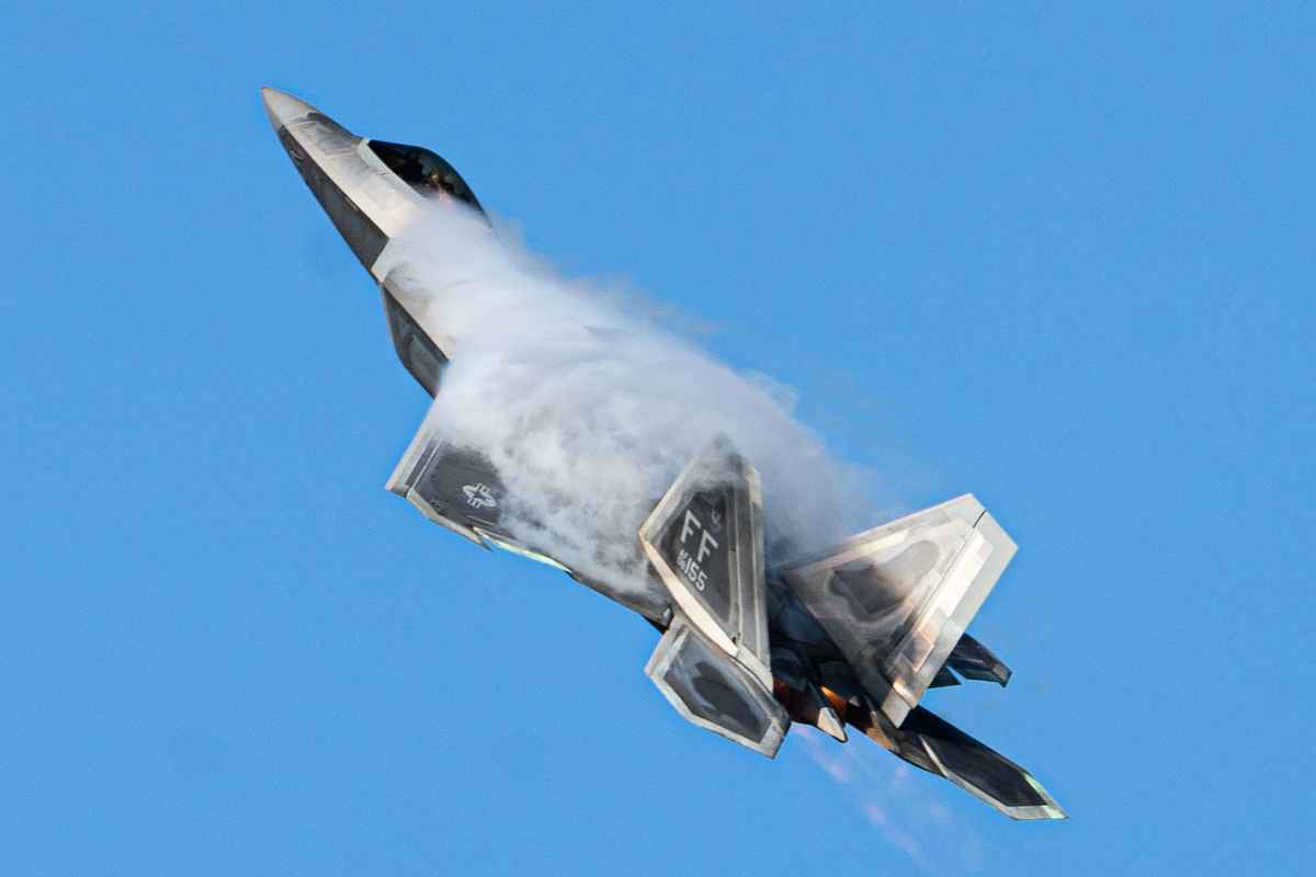 2023年2月4日，美國國防部宣布安全擊落中共間諜氣球時配發的該F-22戰鬥機圖片，展示的是2022年12月9日，一架美軍F-22戰鬥機在維珍尼亞州尤斯蒂斯聯合基地上空飛行時進行空中機動。（美國國防部）