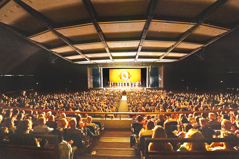 2022年6月2日晚，美國神韻世界藝術團在德國法蘭克福世紀大廳（Jahrhunderthalle Frankfurt）的演出再次爆滿。（Matthias Kehrein／大紀元）