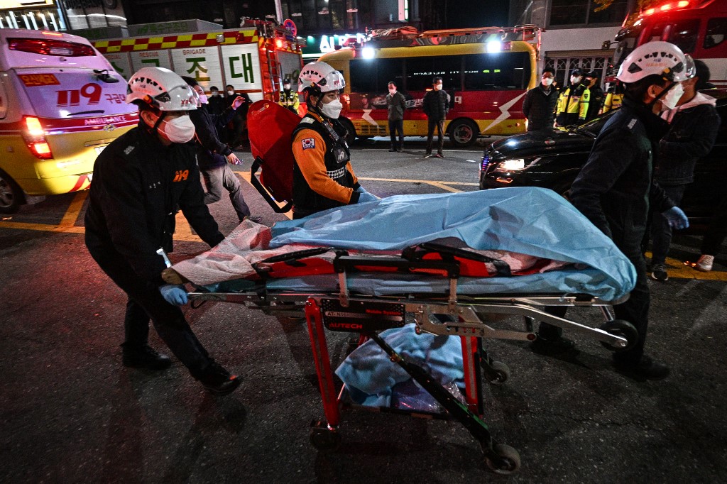 當地時間2022年10月29日（周六）晚上，一群人湧入南韓首都首爾市中心的萬聖節慶祝活動，發生踩踏慘劇，造成至少逾150人死亡，數十人受傷。 （Anthony Wallace/AFP）