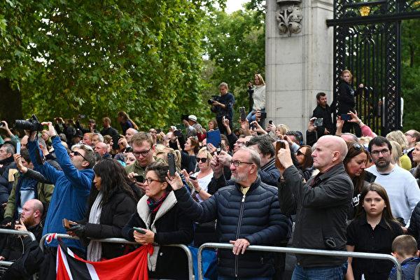 9月19日，英國為女王伊利沙伯二世舉行隆重的國葬。圖為街頭民眾送葬。（Joe Maher/Getty Images）