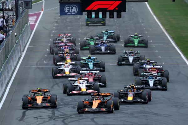 2025年8月31日,F1大獎賽荷蘭站,杆位起步的麥拿侖澳洲車手皮亞斯特利(Oscar Piastri)奪得了本賽季第7個分站冠軍,以34分的優勢,領跑車手積分榜。圖為正賽開始後,賽車進入第一個彎道時的瞬間。(Mark Thompson/Getty Images)