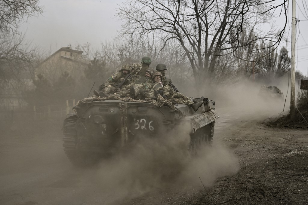 愛沙尼亞表示，北京對烏克蘭問題的和平計劃缺乏關鍵要素，對烏克蘭極不公平。圖為2023年3月22日，烏克蘭軍人駕駛步兵戰車前往烏克蘭東部的巴赫穆特。（Aris Messinis/AFP）