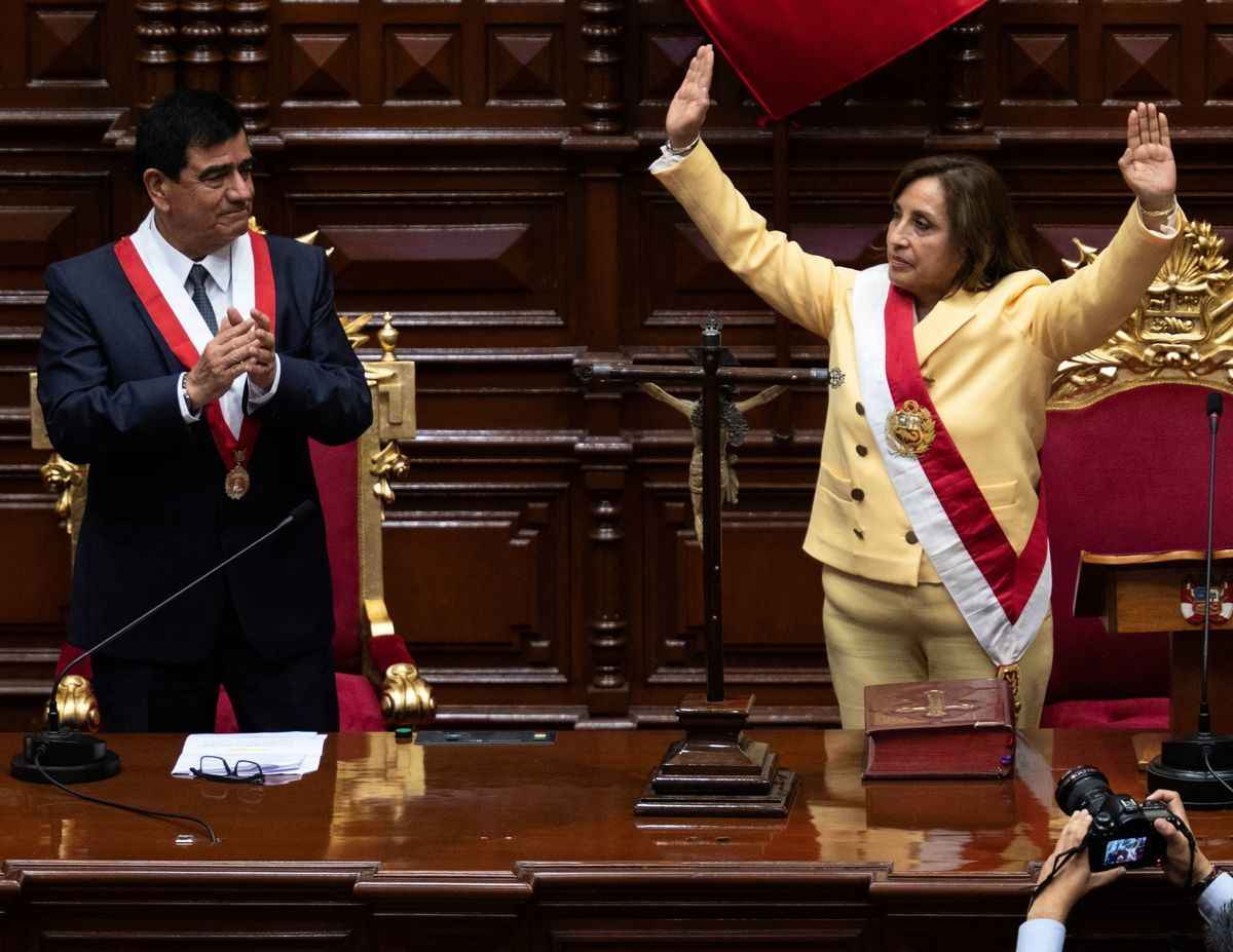 2022年12月7日，秘魯前總統祖基拉‧卡斯蒂略在利馬被彈劾後，迪娜‧博魯阿爾特（右）在宣誓就任新總統後向國會議員致意。（CRIS BOURONCLE/AFP via Getty Images）