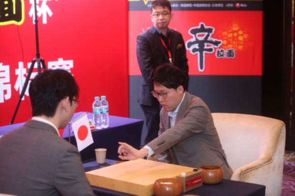 三國圍棋擂台賽：日本隊副帥擊敗中國副帥
