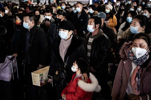 2022年1月17日，湖北武漢市的民眾於2022年返鄉潮第一天在漢口車站等待火車。（AFP/China OUT）