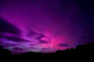 英國遭暴風雪侵襲 伯明翰天空現神秘粉紅色