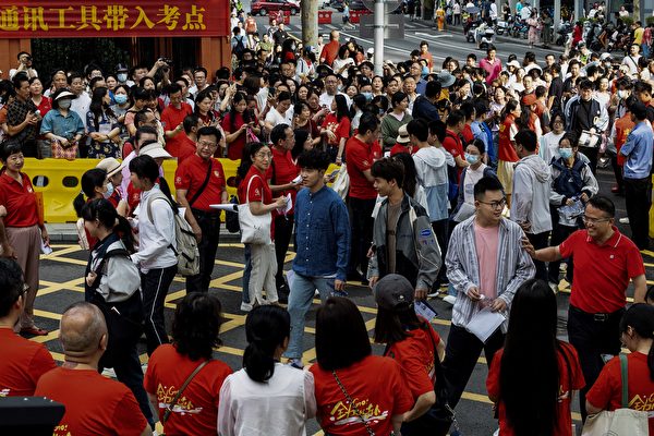 山東一考生考場撕毀試卷  家長：孩子壓力大