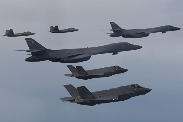 2023年2月1日，美軍的F-22戰鬥機（左上）、B-1B轟炸機（中）和南韓的F-35S戰鬥機（下）在黃海附近空域聯合演練。（美國印太司令部推特）