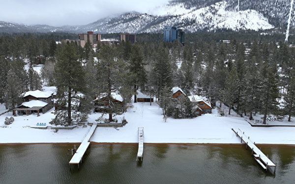 2023年3月21日，美國加州南太浩湖（South Lake Tahoe），太浩湖岸遭積雪覆蓋。（Justin Sullivan/Getty Images）