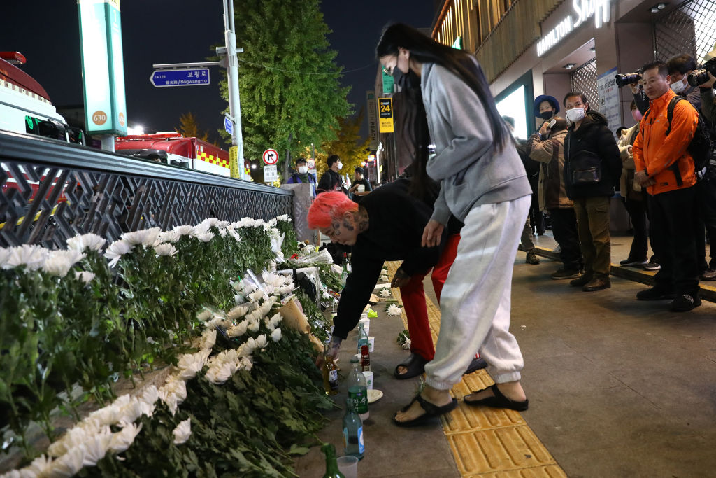 南韓首爾梨泰院2022年10月29日發生嚴重踩踏事故後，民眾悼念死者。（Chung Sung-Jun/Getty Images）