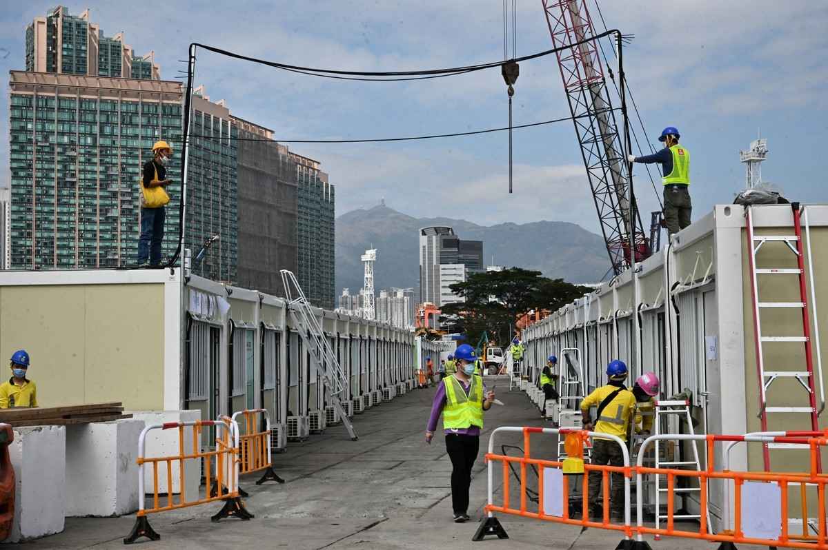 2022年2月28日，香港疫情嚴峻，大陸建築公司在香港離島青衣建立臨時隔離設施單元。（Peter Parks/AFP via Getty Images）