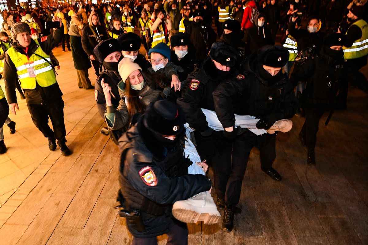 2022年2月24日（周四），莫斯科警察在反戰抗議現場，拘留了一名婦女。據非政府組織OVD-Info稱，周四俄羅斯至少有1700人參與抗議活動被捕。 （Kirill Kudryavtsev/AFP via Getty Images）
