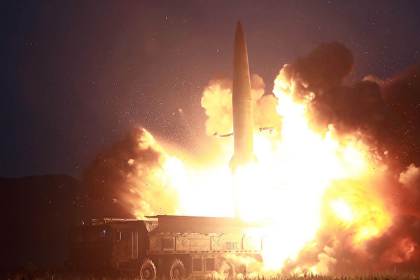 圖為北韓於2019年8月6日發射導彈。（KCNA VIA KNS／AFP）