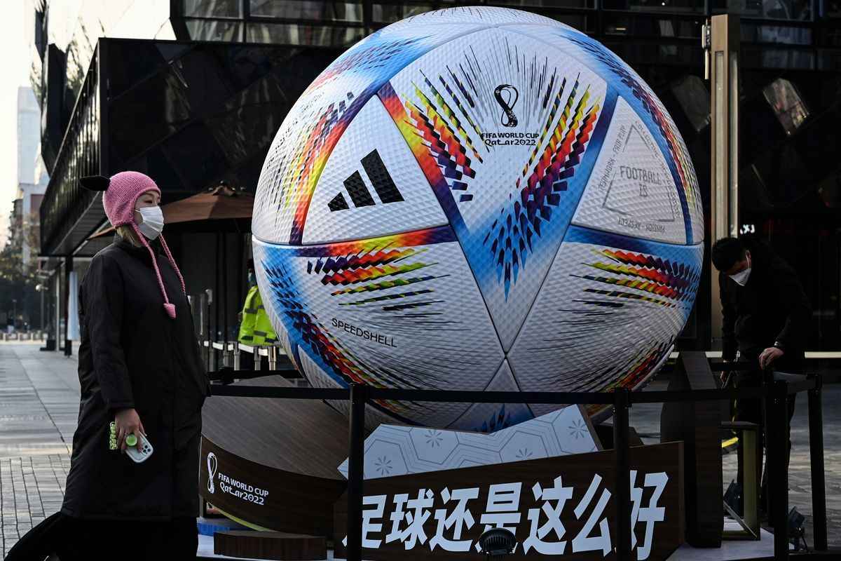 2022年11月17日，北京一處商場前擺放的2022年卡塔爾「世界盃」紀念足球。（JADE GAO/AFP via Getty Images）