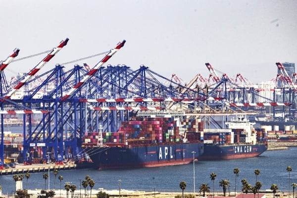 圖為停靠在美國洛杉磯港口的貨櫃船。(John Fredricks/大紀元)