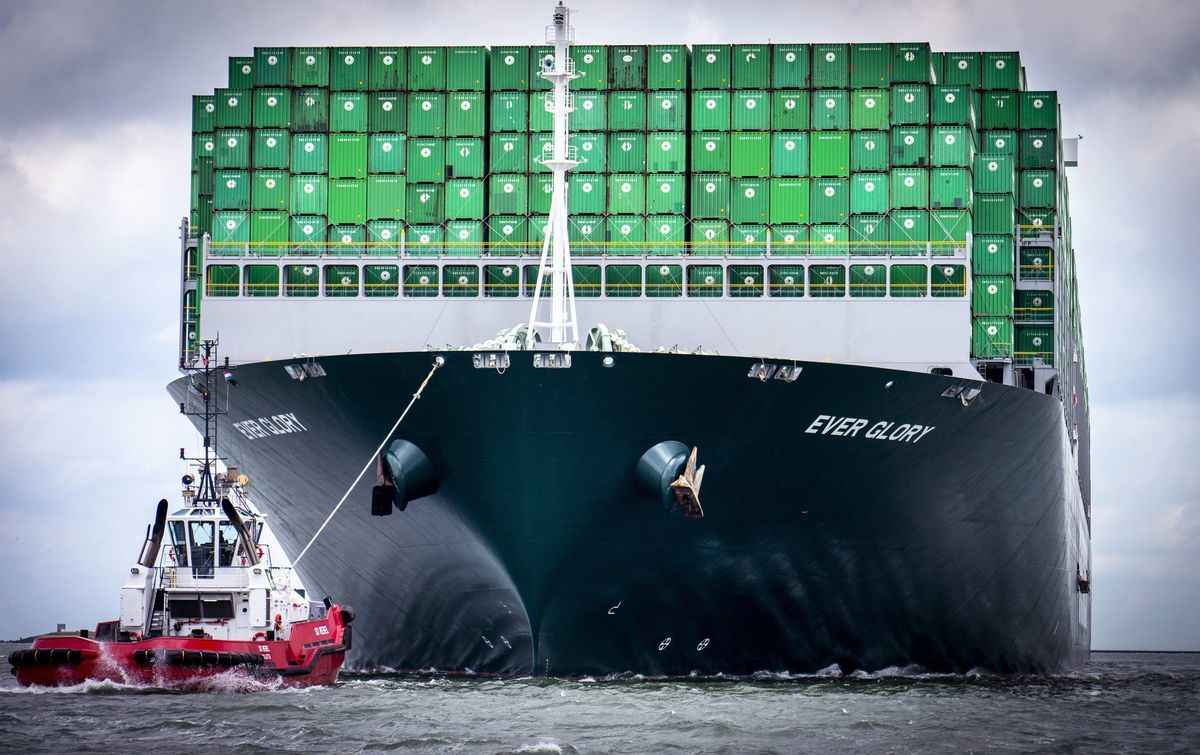 台灣海峽是世界上重要的航道之一，同時是全球先進晶片產業鏈重要的出口航道。圖為台灣航運公司長榮海運的一艘貨櫃船。（Jerry Lampen/ANP/AFP）