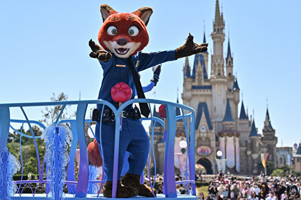 2023年4月10日，日本浦安市，東京迪士尼樂園舉行成立40周年的慶祝活動，一名表演者打扮成迪士尼電影《優獸大都會》（Zootopia）中的角色尼克‧王爾德（Nick Wilde）。（Richard A. Brooks/AFP）