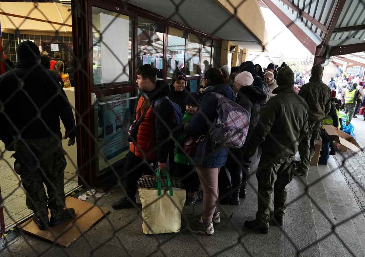 俄羅斯國際傳真社報道，俄國國防部宣布停火，在烏克蘭城市馬立波與沃爾諾瓦哈開設人道走廊。圖為2022年3月4日，來自烏克蘭的難民抵達波蘭東部普熱梅希爾的火車站。聯合國數據顯示，自俄羅斯於2月24日全面入侵烏克蘭以來，已有超過120萬人逃離烏克蘭進入鄰國。（JANEK SKARZYNSKI/AFP）