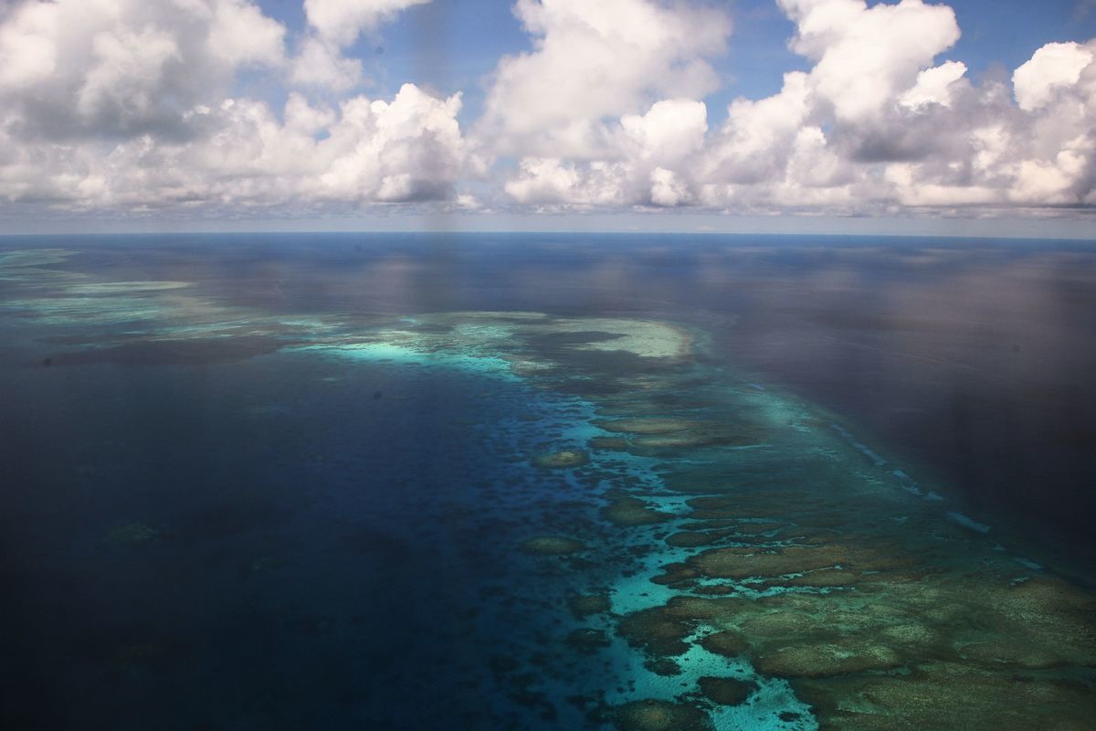  圖為南沙群島中的美濟礁。（TED ALJIBE/AFP/Getty Images）