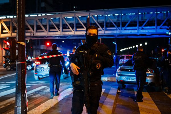 2023年12月2日，一名警察在巴黎暗殺案現場站崗。 12月2日，一名被法國當局稱為有精神疾病的伊斯蘭激進份子在巴黎市中心刺死一名德國遊客並刺傷兩人，隨後被捕。（DIMITAR DILKOFF/AFP via Getty Images）