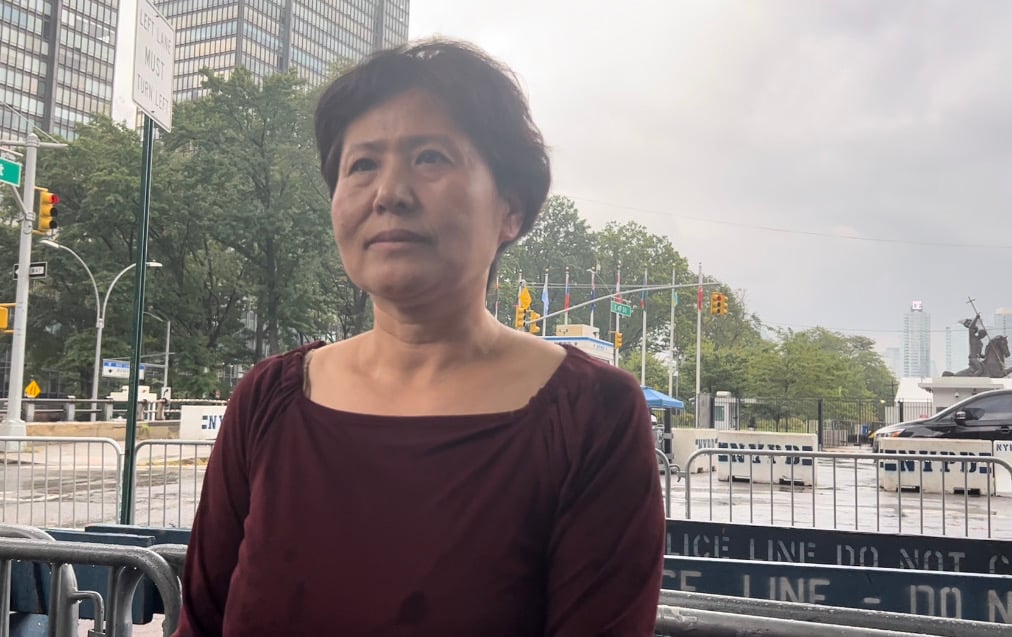 2022年9月22日，高智晟太太耿和在聯大期間來到紐約聯合國總部外，要求中共釋放高智晟，呼籲全世界關注高智晟的安危，幫助營救。（林丹／大紀元）