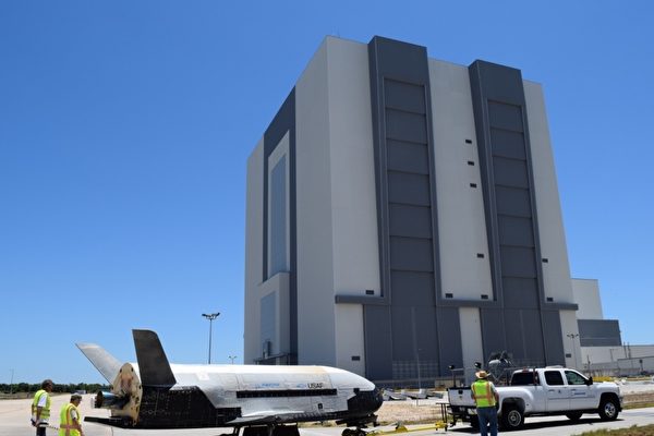 一架X-37B在甘迺迪太空中心。（U.S. Air Force）