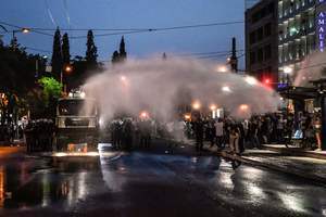 組圖：雅典數千民眾抗議強制打疫苗 遭警驅離