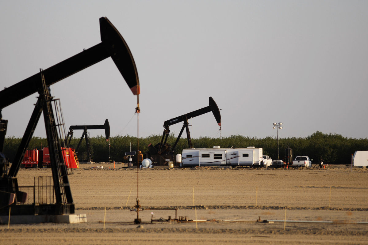 周四（1月24日），美國聯邦政府公佈最新分析數據，由於石油和天然氣生產旺盛，美國有望在2020年成為淨能源出口國，這將是美國近70年來首次擺脫對進口能源的依賴。圖為在加州的頁岩油田。（David McNew/Getty Images）