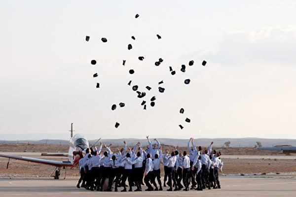 2022年12月28日，以色列哈特澤里姆基地（Hatzerim Base），在以色列空軍飛行員畢業典禮期間，畢業生將帽子扔向空中。（Jack Guez/AFP）