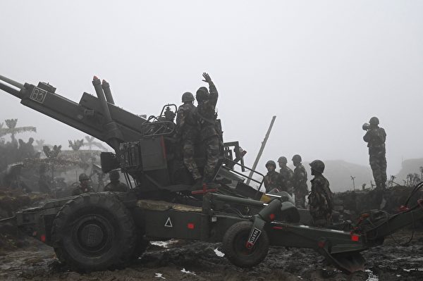 2021年10月20日，印度阿魯納恰爾邦（Arunachal Pradesh），中印邊境再度爆發衝突，印度軍方在達旺鎮（Tawang）附近的彭加騰措（Penga Teng Tso）部署波佛斯炮（Bofors gun）。（MONEY SHARMA/AFP via Getty Images）