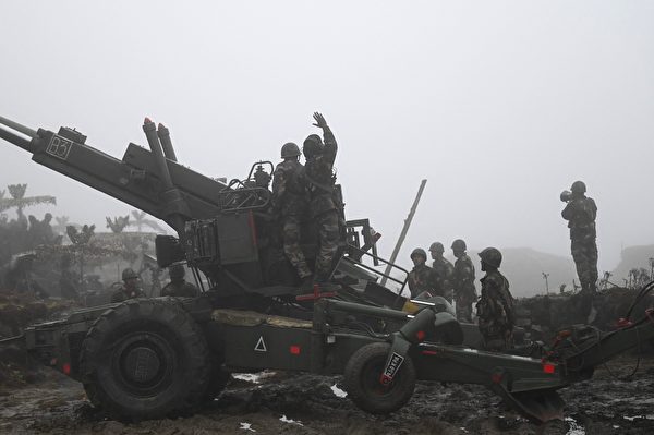 2021年10月20日,印度阿魯納恰爾邦(Arunachal Pradesh),中印邊境再度爆發衝突,印度軍方在達旺鎮(Tawang)附近的彭加騰措(Penga Teng Tso)部署波佛斯炮(Bofors gun)。(MONEY SHARMA/AFP via Getty Images)